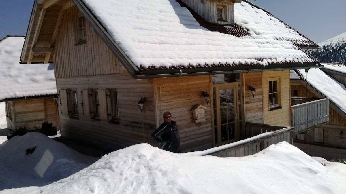Eingangsbereich des Ferienhauses Veilchens Bau zwischen hohen Schneewänden